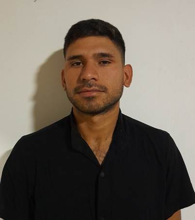 Un hombre con una camisa negra

El contenido generado por IA puede ser incorrecto.